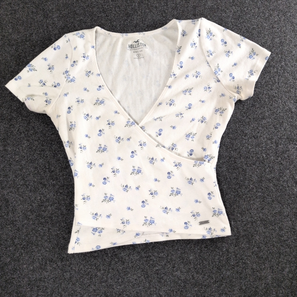 Hollister Women's White and Blue Floral Wrap Baby Tee